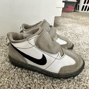 Nike size 5 baby boy Velcro shoe